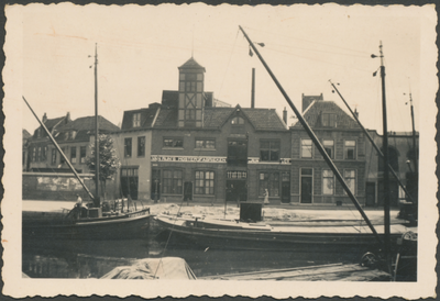 860429 Gezicht op de voorgevels van de Van Rijn's Mosterd- en Azijnfabrieken (Nieuwe Kade 11-13) in Wijk C te Utrecht, ...